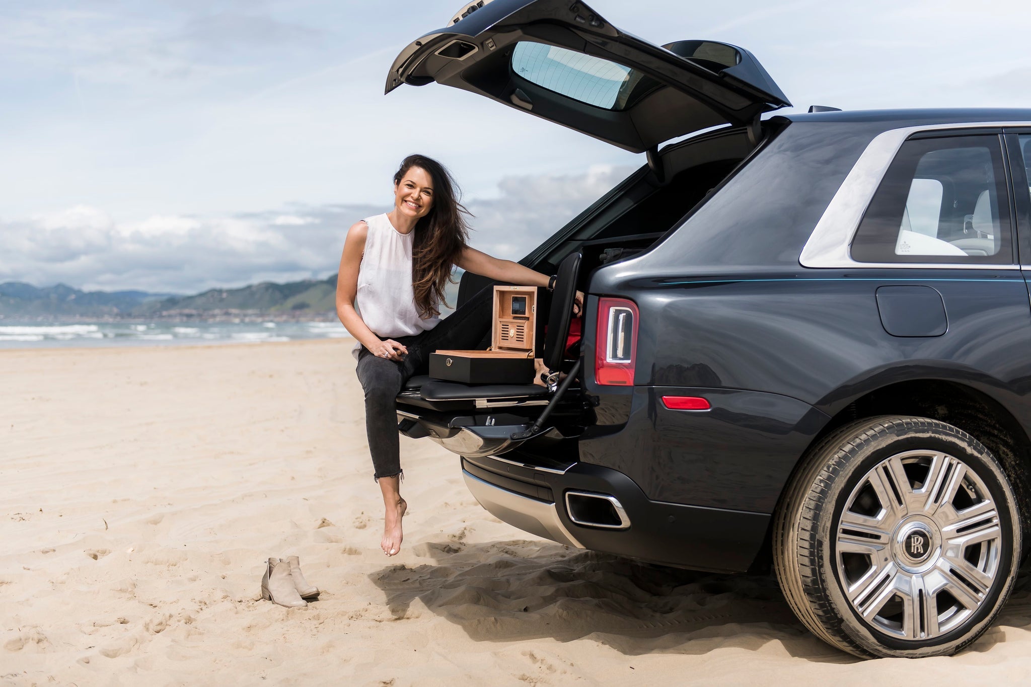 Rolls Royce Humidor by Daniel Marshall Archives in black matte - 65 cigars