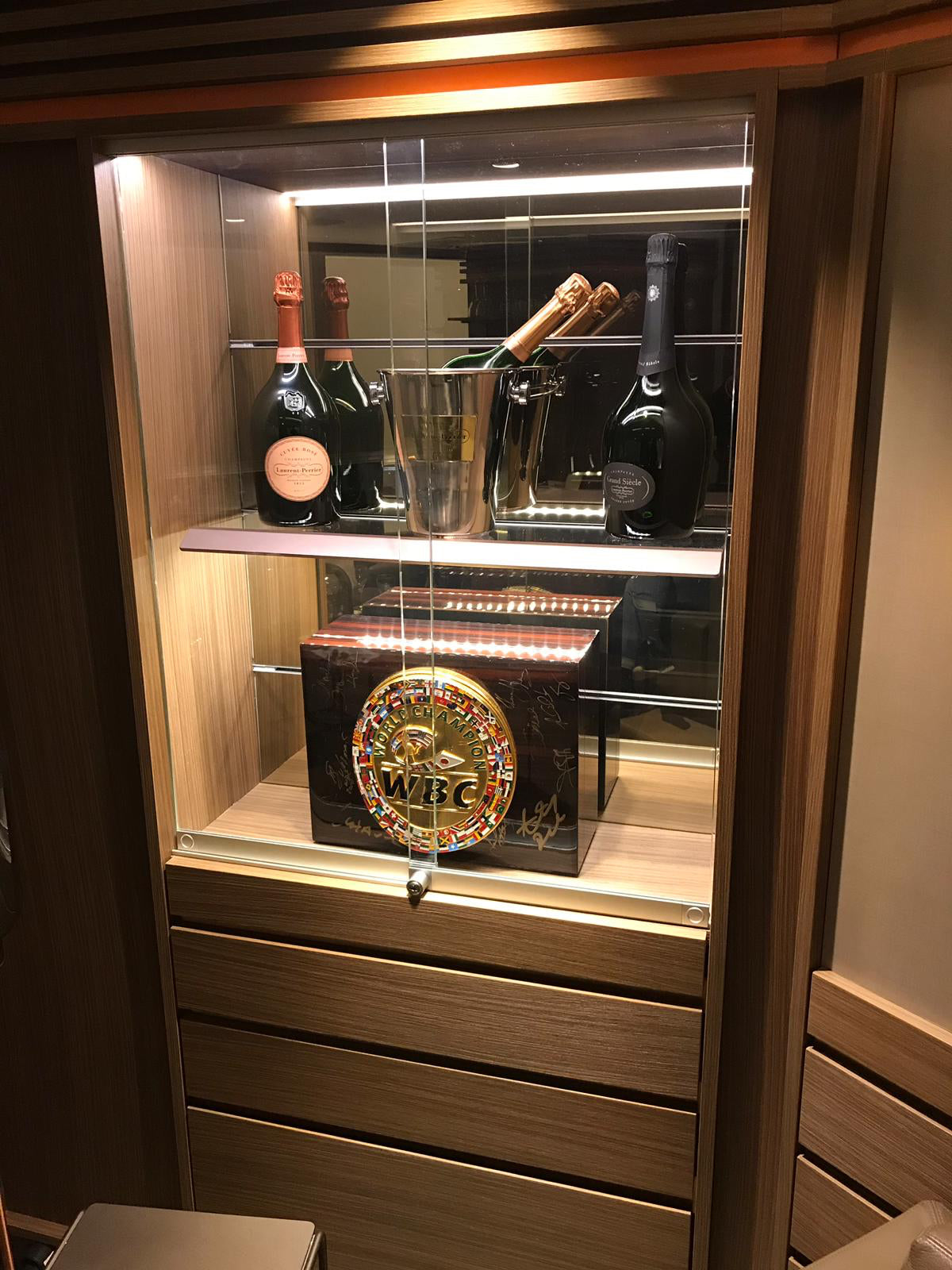 Original Champion Belt WBA Humidor by Daniel Marshall - 165 cigars